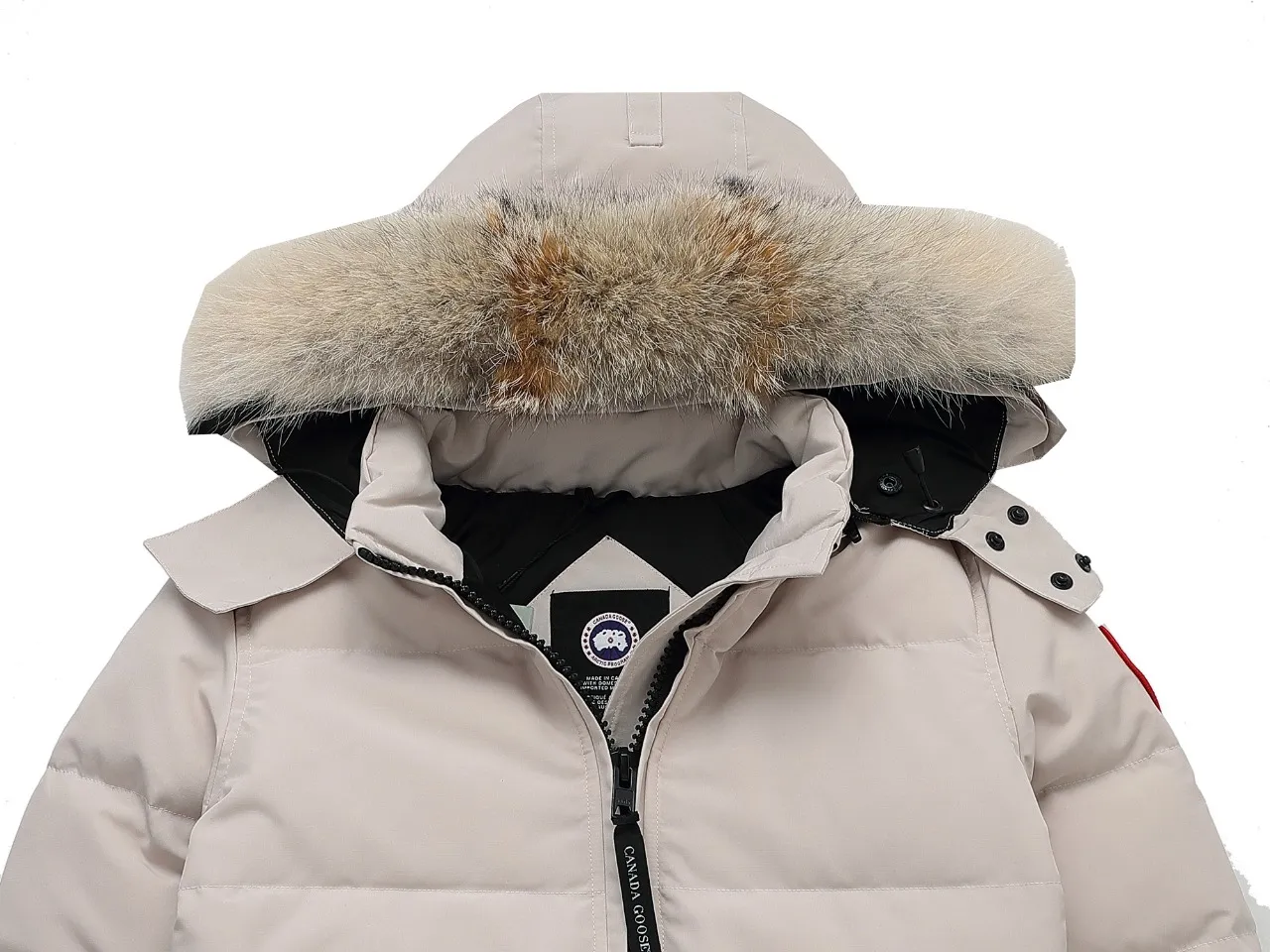 P740 Canada Goose Canada Goose #Expedition04 Parker, a treasure of Canadian origin! Limited supply worldwide! Canada Goose Model 04 is a top-notch couple model. The polar cold-proof outdoor series fur collar detachable hooded parka down jacket is the first Goose in 2024. I hope my partners will like it. Peak quality. I hope everyone can identify it together! The most popular cool items of the Big Goose family in 2024 are online. The same popular product of Yi Yang Qianxi is said to be a joint limited edition Big Goose that cannot be bought in autumn and winter. If you dislike the sameness of the Big Goose in the past, then this model will definitely give you a different experience! This year's most powerful couple's collection for autumn and winter is online, a top-notch luxurious ready-to-wear style, paired with an outdoor warm down jacket with great style and charm! The most standard and classic items of the Daye family in the past two years are equipped with unique reflective stripes for embellishment, which further shows the high-end fashion performance effect. With the embellishment of hardware buckles, it has excellent performance effect. The upper body is clean, simple and elegant, even for urban leisure. It is suitable for various occasions. Designed with large pockets, this model has a large capacity and is equipped with reflective stripes, making it safer at night. It is suitable for various adventure activities. It is made of windproof and waterproof technical materials. The interior is filled with full white duck down, which is absolutely cold-proof and warm. It also has a stand-up collar design and fine fluff at the collar, with meticulous attention to detail! The charm of this model is also more spiritual, and the upper body has more temperament and specifications. It perfectly shows the ultra-high standard of fashionable performance of this model, integrating outdoor and life, and you can even create high-street wear! The most pinnacle limited-edition goose that we have presented so far, both in terms of design and detailed materials, it is completely outstanding. The grand and evergreen version design is matched with cool reflective elements. The overall appearance can be said to be quite high, and it has that kind of powerful outdoor performance! It combines high-end casual attributes with high-street style. It is high-grade, domineering, warm, and beautiful. The visibility of the upper body is quite strong, and the configuration of the owl element is highly brand-recognizable. The overall brand performance and visual effects are fully enhanced, and it also has a sense of high-end fashion and fashionable performance. It is a top-quality product that must be purchased, because this is the most awesome down brand on the earth and one of Canada's three national treasure brands. It is also a very sentimental down luxury brand. In the field of polar cold-proof clothing, Goose has made an irreplaceable contribution.